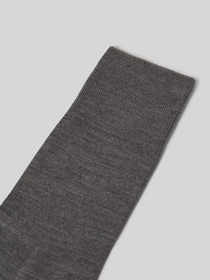 Produktfoto, Socken mit geripptem Abschluss von Falke, Herren Socken aus Schurwoll-Baumwoll-Mix mit Stretch-Anteil, körpernaher Schnitt, grau, fein melierte Struktur, gerippter Abschluss, klare Linien und glatte Textur.