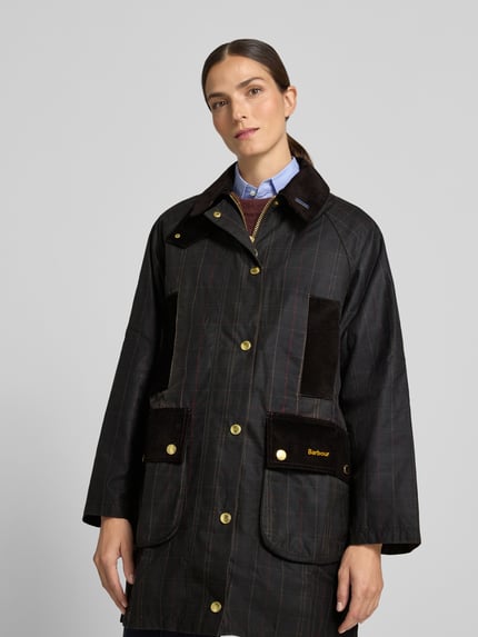 Männermodel trägt Regular Fit Funktionsjacke aus reiner gewachster Baumwolle von Barbour, Damen Funktionsjacke, dunkle Töne, große Taschen, Nahaufnahme Oberkörper