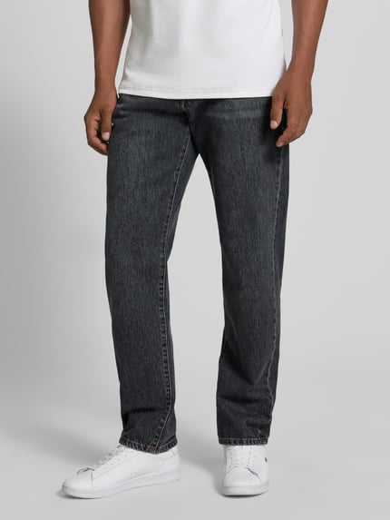 Männermodel trägt Straight Fit Jeans aus reiner Baumwolle von Paul Smith in Dunkelgrau mit 5-Pocket-Design, Nahaufnahme Oberkörper.