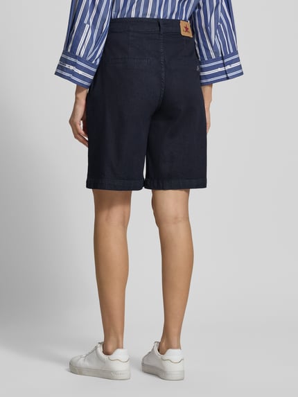 Frauenmodel trägt Chino-Shorts mit Gesäßleistentaschen von Buena Vista aus Baumwoll-Mix mit Stretch-Anteil, Wide-Fit, Ganzkörperansicht Rückansicht.