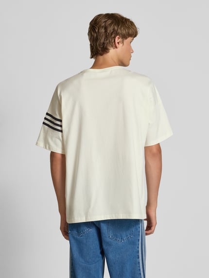 adidas Originals T-shirt o kroju regular fit z wyhaftowanym logo model ‘Neu’ Złamany biały 5