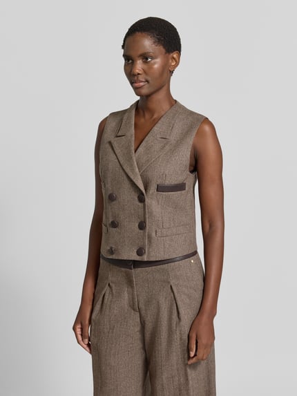 Kobiece model prezentuje Weste aus Schurwoll-Mix mit Reverskragen od Armani Exchange, mieszanka żywej wełny z jedwabiem, krój regular fit, dwurzędowy, detaile: Kołnierz z połami, długość tyłu w rozmiarze 36: 53 cm, szerokość ramion w rozmiarze 36: 34 cm, brązowe odcienie, tekstura wełniana, widok całej sylwetki z przodu.