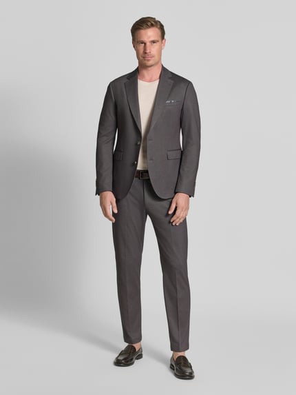 Männermodel trägt Regular Fit Sakko mit Viskose-Anteil Modell 'Data' von CINQUE in Grau mit 2-Knopfleiste, Ganzkörperansicht von vorne. Elastischer Material-Mix, Reverskragen, Pattentaschen.