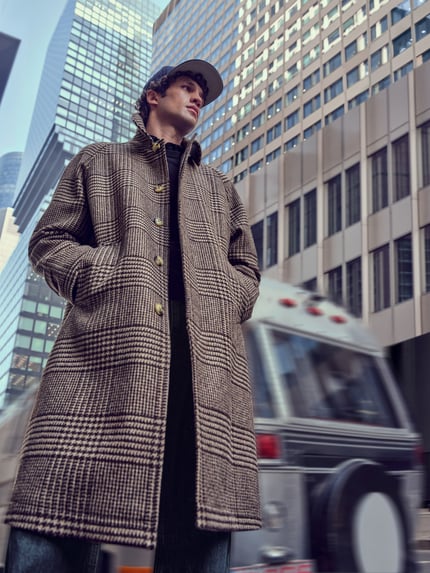 Männermodel draagt Relaxed Fit Wollmantel mit verdeckter Knopfleiste van Tommy Hilfiger, allover-motief, raglanmouwen, wolmix, Ganzkörperansicht von vorne.
