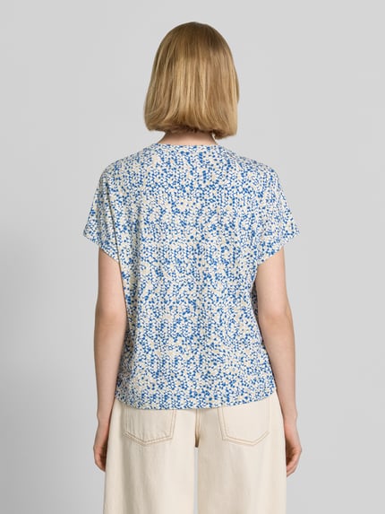 Männermodel trägt Relaxed Fit T-Shirt aus Viskose-Mix von s.Oliver RED LABEL, kwiatowy wzór, jersey, krótkie rękawy, widok całej sylwetki od tyłu