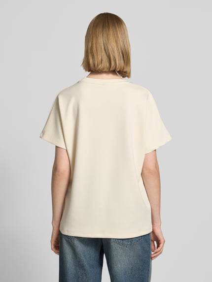 Frauenmodel trägt Damen T-Shirt mit Rundhalsausschnitt Modell 'BANU' von Soyaconcept, Material-Mix mit Modal-Anteil, Relaxed-Fit, helle Farbe, glatte Textur, Ganzkörperansicht Rückansicht.