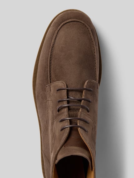 Produktfoto, braune Schnürschuhe aus echtem Leder Modell 'De Bijler' von Floris van Bommel mit abgerundeter Passform, profilierter Sohle, strukturierter Oberfläche und sichtbarer Naht, Absatzhöhe 3 cm, Schafthöhe 13 cm, Schaftweite 10 cm