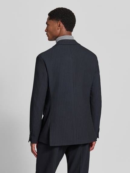 Männermodel trägt donkergrijs Regular Fit Sakko met dubbele knoopsluiting, Reverskraag, klepzakken van CINQUE, Ganzkörperansicht Rückansicht.