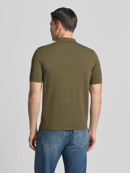 Männermodel trägt Regular Fit Poloshirt mit kort ritssluiting model 'ORBIT' van Tiger Of Sweden, puur katoen, polokraag, ruglengte maat M 68 cm, geheel in olijfgroen met gladde textuur, ganzkörperansicht rückansicht.
