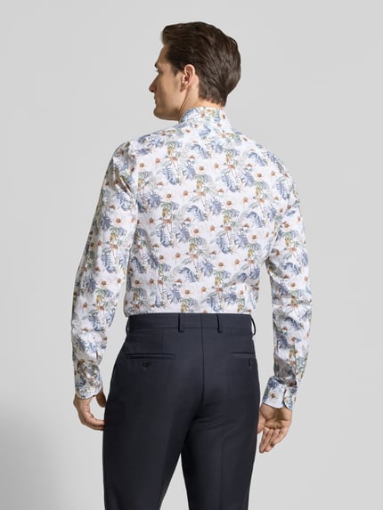 Männermodel trägt Slim Fit Businesshemd aus Baumwoll-Mix von OLYMP Level Five mit Floraler-Print, Kentkragen, Knopfleiste, Ganzkörperansicht Rückansicht. Rückenlänge 84 cm, Schulterbreite 44 cm, Ärmellänge 72 cm.