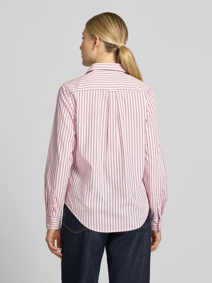 Vrouwenmodel draagt Regular Fit blouse met lange mouwen van puur katoen van GANT, lichtroze met rode strepen, rugaanzicht