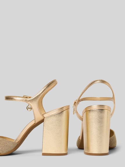 Produktfoto, Pumps mit Blockabsatz Modell 'ALEXA' von MICHAEL Michael Kors in Gold, Leder-Textil-Mix, abgerundete Spitze, Riemen mit Dornschließe, glänzende Oberfläche, Absatz 9 cm, Schaftweite 11 cm.