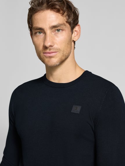 Męski model nosi Regular Fit Sweatshirt aus elastischem Viskose-Mix od Antony Morato, czarny, detal z logo, tekstura gładka, Nahaufnahme Oberkörper