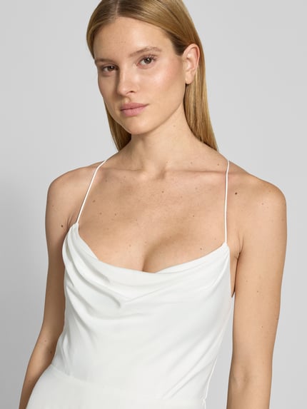 Frauenmodel trägt Abendkleid mit rückseitiger Schnürung und Wasserfall-Ausschnitt von V.M., Material-Mix mit Stretch-Anteil, Nahaufnahme Oberkörper.