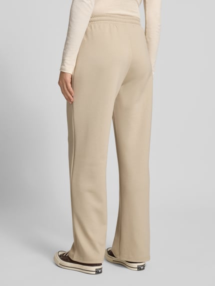 Frauenmodel trägt Regular Fit Sweatpants mit Viskose-Anteil Modell 'TALIA' von Pieces, unifarben, elastischer Bund, Material-Mix, Ganzkörperansicht Rückansicht.