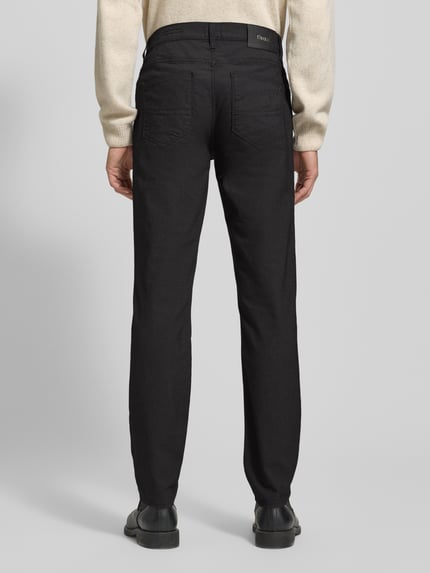 Männermodel draagt stoffen broek van katoenmix met stretch, recht model, 5-pocketmodel, model 'Cadiz' van Brax, Ganzkörperansicht Rückansicht.