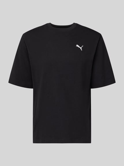 Produktfoto, schwarzes T-Shirt mit Rundhalsausschnitt von PUMA PERFORMANCE, weißes Logo, Relaxed Fit, reine Baumwolle, neutrale Oberfläche