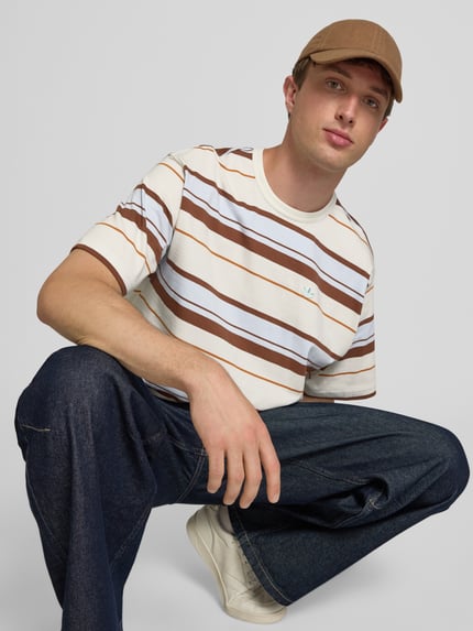 Männermodel trägt Regular-Fit T-Shirt aus reiner Baumwolle Modell 'KX1267' von adidas Originals, Herren T-Shirt, Streifenmuster, Nahaufnahme Oberkörper.