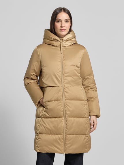 Frauenmodel trägt Steppmantel mit Kapuze Modell 'CARMEN' von JOOP!, unifarben, Longline, Teilungsnähte, Zweiwege-Reißverschluss, seitliche Eingrifftaschen, Ganzkörperansicht von vorne.