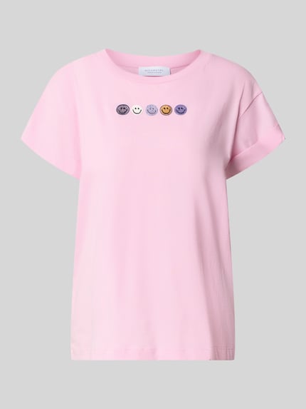 Produktfoto, Relaxed Fit T-Shirt aus reiner Baumwolle von Rich & Royal in Rosa mit Ziersteinen und fixierten Ärmelumschlägen auf grauem Hintergrund