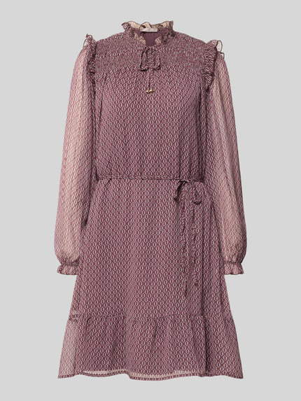Produktfoto, Knielanges Kleid mit Bindegürtel von Christian Berg Woman Selection in A-Linie mit Allover-Look, Smok-Detail, Rüschen, Rückenlänge 91 cm, Brustweite 49 cm, Ärmellänge 65 cm, feines Muster in Lila-Rot-Tönen, strukturierte, leicht transparente Textur