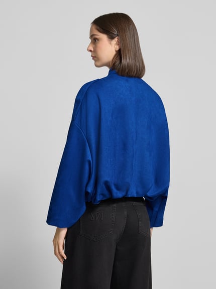 Vrouwenmodel draagt Regular fit blouson met platte kraag model 'HAZEL' van VERO MODA, dames bomberjack/blouson, felblauw, rugaanzicht
