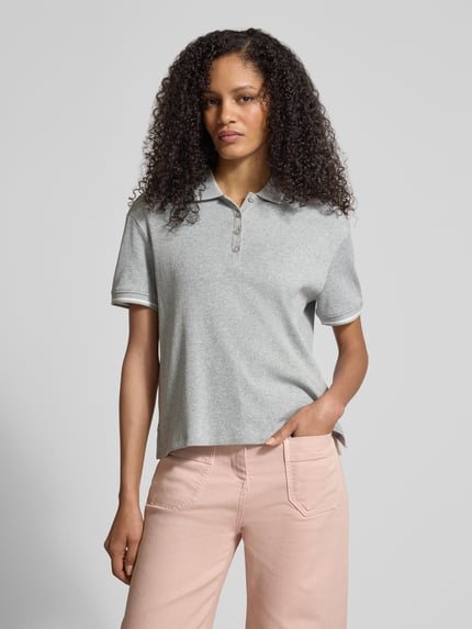 Frauenmodel trägt Regular Fit Poloshirt aus Baumwolle von Jake*s Casual in Hellgrau, kurze Ärmel, Polokragen, Nahaufnahme Oberkörper.