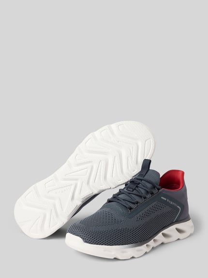 Produktfoto, Sneakersy z zaokrąglonym czubkiem, wiązanie, detal z logo, model 'Caraway' od Bugatti, wysokość obcasa 6 cm, wysokość cholewki 8 cm, szerokość w rozmiarze 44: 7 cm, granatowa cholewka z siateczką, biała podeszwa, tekstura mesh
