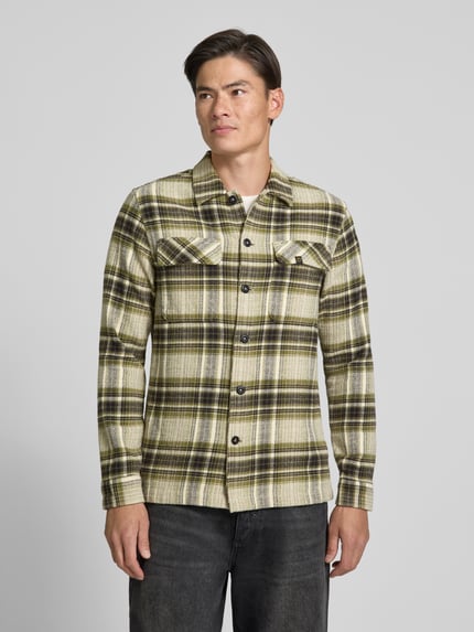 Männermodel trägt Regular Fit Freizeithemd mit Label-Detail von PME Legend, kariert in Grün, Beige und Braun, Ganzkörperansicht von vorne. Reine Baumwolle, Langarm, Kentkragen, Brusttaschen, Rückenlänge 72 cm, Schulterbreite 45 cm, Ärmellänge 66 cm.