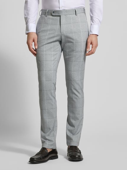 Męski model nosi Slim Fit Anzughose mit Gesäßtaschen od ATELIER TORINO, mieszanka bawełny, krój slim fit, zapięcie na guzik i zamek błyskawiczny, kieszenie z tyłu, szerokość w rozmiarze 50: 46 cm, długość wewnętrzna nogawki w rozmiarze 50: 84 cm, jasnoszary z dużą kratą, gładka tekstura, widok całej sylwetki z przodu.