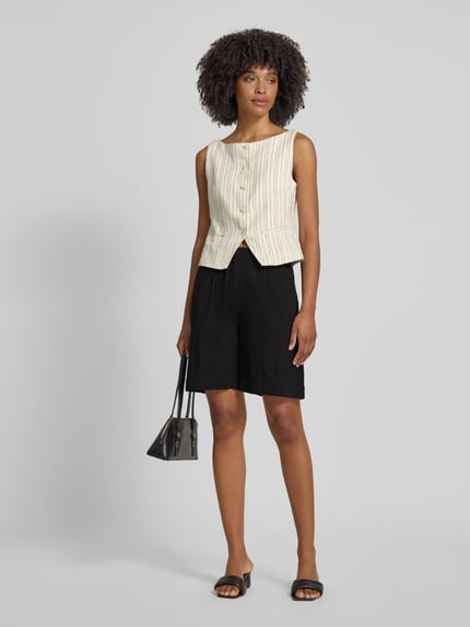 Frauenmodel trägt Comfort Fit Shorts aus Baumwoll-Leinen-Mix Modell 'CAIA' von Vero Moda mit Optik: Unifarben, Passform: Comfort Fit, Applikation: Label-Patch, Verschluss: Schiebehaken und verdeckter Reißverschluss, seitliche Eingrifftaschen, Materialverarbeitung: Flammgarn, Farbe Schwarz, Ganzkörperansicht von vorne.