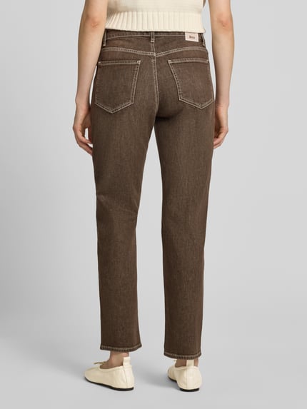 Frauenmodel trägt dunkelbraune Straight Fit Jeans aus Baumwoll-Mix Modell 'MADISON' von Brax, Damen Straight Fit Jeans, Ganzkörperansicht Rückansicht.