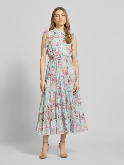 Frauenmodel trägt Regular Fit Maxikleid mit Rüschenbesatz von ADLYSH, floraler Allover-Print, Umlegekragen, Knopfleiste, Ganzkörperansicht von vorne.