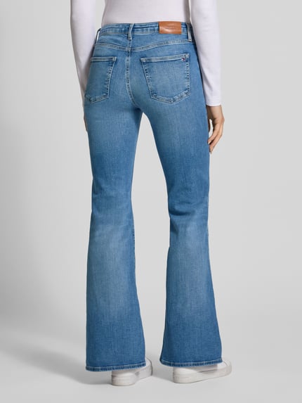 Frauenmodel trägt Wide Leg Loose Fit Jeans aus Baumwoll-Mix Modell 'FINN FLARE' von Tommy Hilfiger in Optik: Unifarben, Denim-Textur, Label-Patch und Logo-Detail, mit 5-Pocket-Design, Ganzkörperansicht Rückansicht.