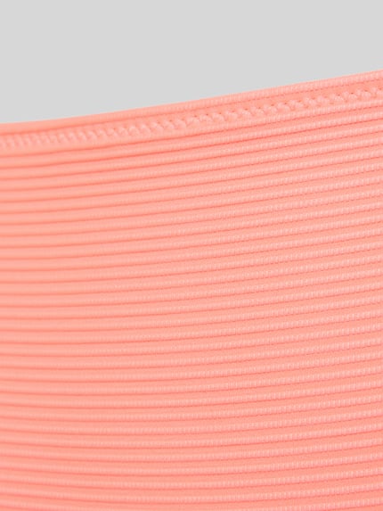 Productfoto, close-up van Bikinibroekje met labeldetail model 'CASSIE' van Marie Jo in zalmroze materiaalmix met stretch, nauwsluitend model.