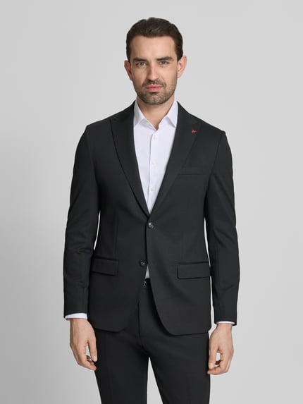 Männermodel trägt Extra Slim Fit Anzug in effen design van Roy Robson, viscosemix met stretch, 2-knoops colbert, reverskraag, klepzakken, pantalon met persplooien, steekzakken, bandwijdte maat 50: 43 cm, ruglengte: 73 cm, schouderbreedte: 42 cm, mouwlengte: 65 cm, binnenbeenlengte: 80 cm, effen zwarte kleur, gladde textuur, ganzekörperansicht van voren.