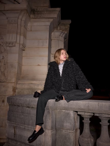 Vrouwenmodel draagt Fließende Bluse mit Stehkragen - curated by Isabelle Hartmann van Style Icon Collection in satijn, losse pasvorm, korte mouwen, nachtkleurige tinten, geheel lichaam aanzicht van voren.