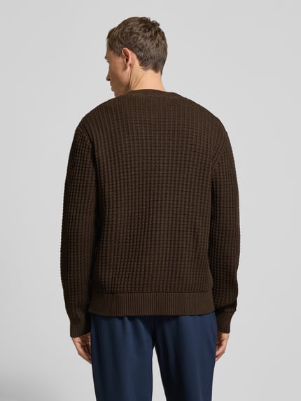 Männermodel draagt Regular Fit Strickjacke aus reiner Baumwolle Modell 'TOM' van SELECTED HOMME, bruin, wafelstructuur, langemouw, grofgebreid, geribde boorden, unicolor, volledig zichtbare rug, Ganzkörperansicht Rückansicht.