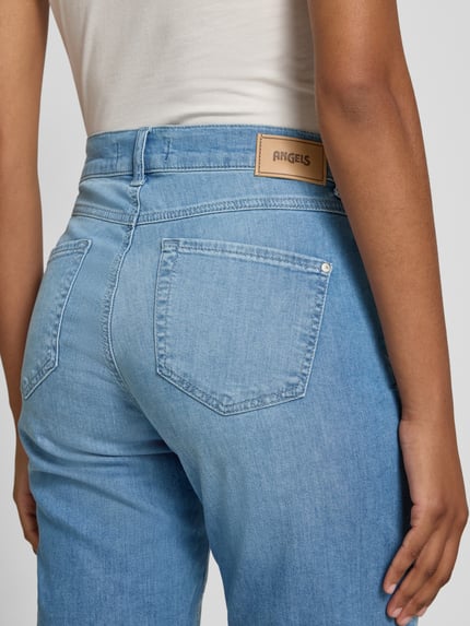 Frauenmodel trägt Jeansshorts mit Eingrifftaschen von Angels aus Baumwoll-Elasthan-Mix, hellblau, Regular-Fit, Detailaufnahme Rückansicht.