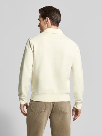 Männermodel trägt Regular Fit Sweatshirt aus reiner Baumwolle von Polo Ralph Lauren, look: effen, pasvorm: regular fit, logodetail, polokraag, v-hals, lange mouw, mouwboord en rompzoom: geribd, materiaalverwerking: sweat, materiaal: puur katoen. Ganzkörperansicht Rückansicht.