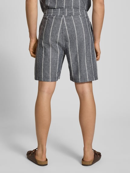 Männermodel trägt Leinenshorts mit Logo-Stitching von REVIEW, dunkles Grau mit weißen Streifen, Baumwoll-Leinen-Mix, Ganzkörperansicht Rückansicht
