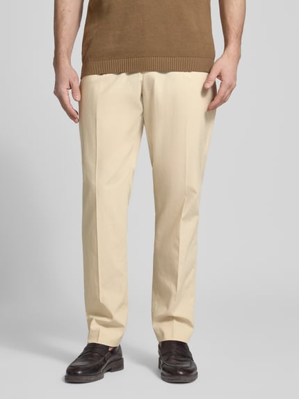 Männermodel trägt Regular Fit Broek met persplooien Model 'LUIS' van Antony Morato, Mix van katoen en lyocell, binnenbeenlengte 77 cm, bandwijdte 42 cm, achterzakken, beige, Ganzkörperansicht van voren.
