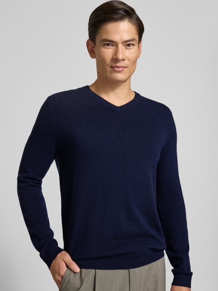 Mannenmodel draagt gebreide pullover van kasjmier met v-hals van Christian Berg Men, regular fit, donkerblauw, ruglengte maat M 71 cm, mouwlengte maat M 71 cm, close-up bovenlichaam van voren