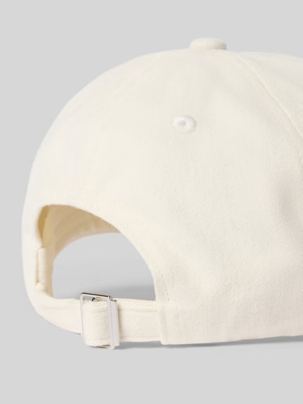 Produktfoto, Basecap mit Logo-Stitching Modell 'Campus' von aim'n aus cremefarbener Baumwolle mit verstärktem Schirm, Luftlöchern und verstellbarem Riegel