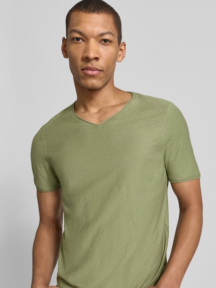Männermodel trägt T-Shirt mit geripptem Rundhalsausschnitt von MCNEAL in Olivgrün, Regular-Fit, Rückenlänge 65 cm bei Größe M, Nahaufnahme Oberkörper.