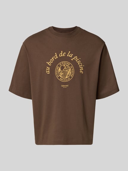 Produktfoto, brązowy t-shirt męski Relaxed Fit z nadrukiem z motywem z przodu, wykonany z czystej bawełny jersey, Relaxed Fit T-Shirt aus reiner Baumwolle Modell 'BOXYNORMAN GRAPHIC' von SELECTED HOMME, kontekst: męski t-shirt, model 'Boxynorman Graphic', krój relaxed fit, nadruk z motywem, okrągły dekolt, rękaw: krótki rękaw, wykończenie materiału: dżersej, materiał: czysta bawełna.