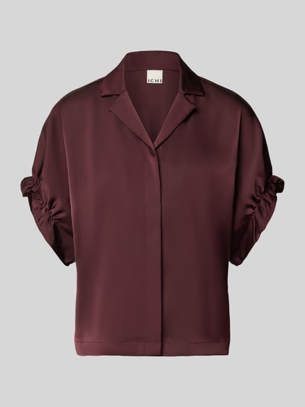 Produktfoto, Regular fit blouse uit satijn Model 'LETTA' van ICHI in bordeauxrood met reverskraag, verborgen knoopsluiting, ruglengte maat 36: 56 cm, mouwlengte maat 36: 4 cm.