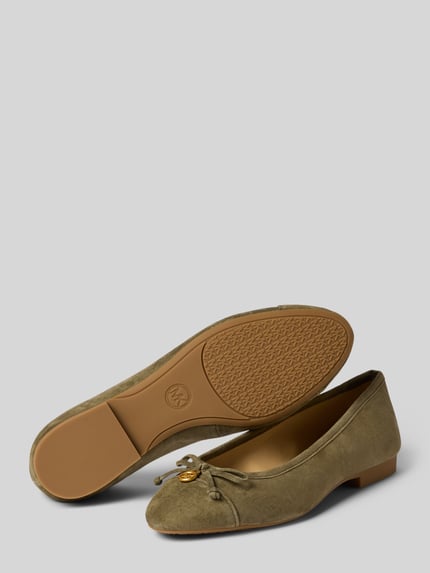 Produktfoto, baleriny z naturalnej skóry model 'Piper' od MICHAEL Michael Kors, oliwkowy kolor, ozdobna kokarda, detal z logo, zaokrąglony czubek, podeszwa gładka, wysokość obcasa w rozmiarze 40: 1 cm, wysokość cholewki w rozmiarze 40: 6 cm, szerokość cholewki w rozmiarze 40: 21 cm
