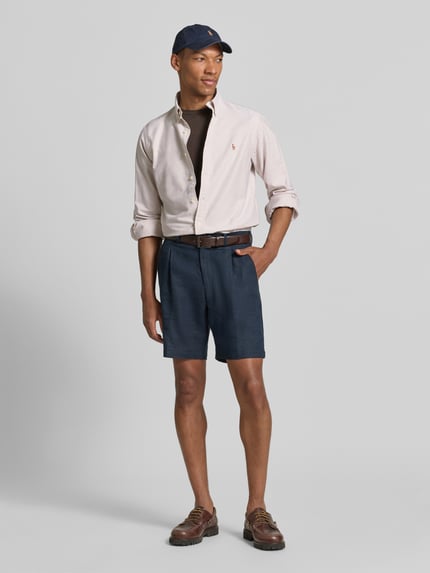Männermodel trägt Regular Fit Freizeithemd aus reiner Baumwolle von Polo Ralph Lauren in hellen Farbtönen, Ganzkörperansicht von vorne.