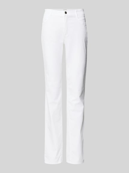 Produktfoto, weiße Flared Fit Jeans mit 5-Pocket-Design aus Baumwoll-Mix und Lyocell-Anteil Modell 'Mary' von Brax vor grauem Hintergrund.
